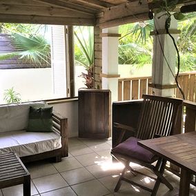 terrasse avec canapé et table