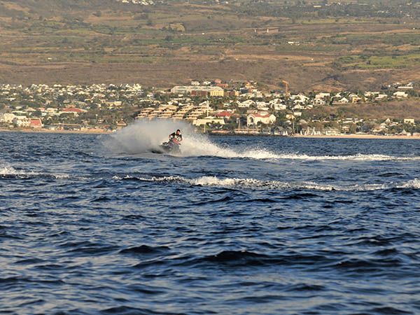 homme fait du jet ski