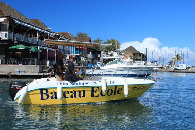 bateau jaune